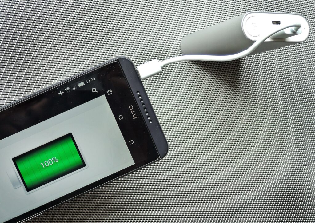 モバイルバッテリーでスマートフォンを充電する