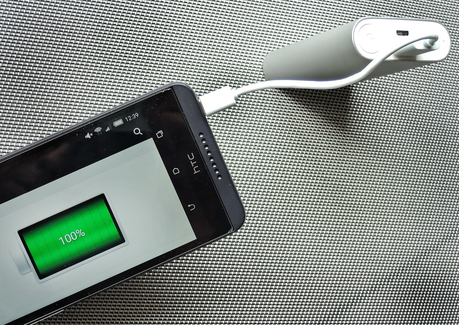 モバイルバッテリーでスマートフォンを充電する