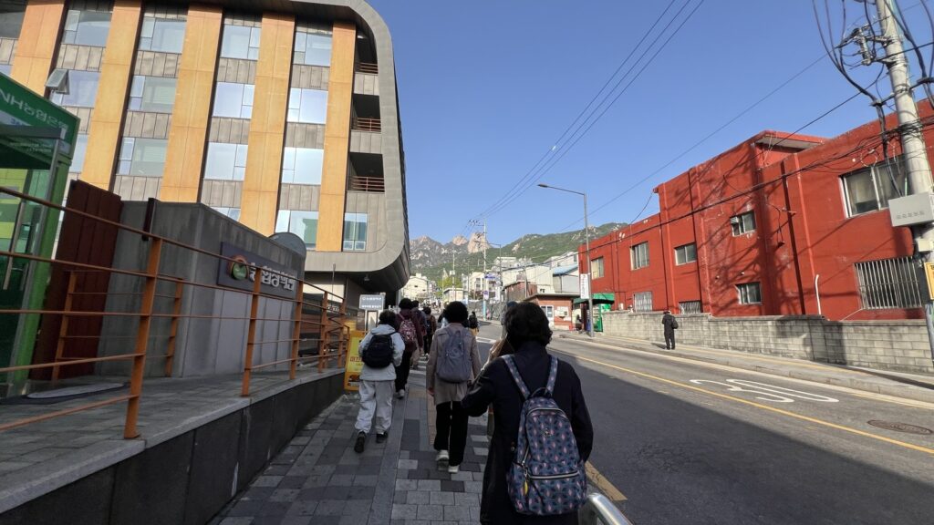 街から山へ向かう道。奥に花崗岩の稜線が見える