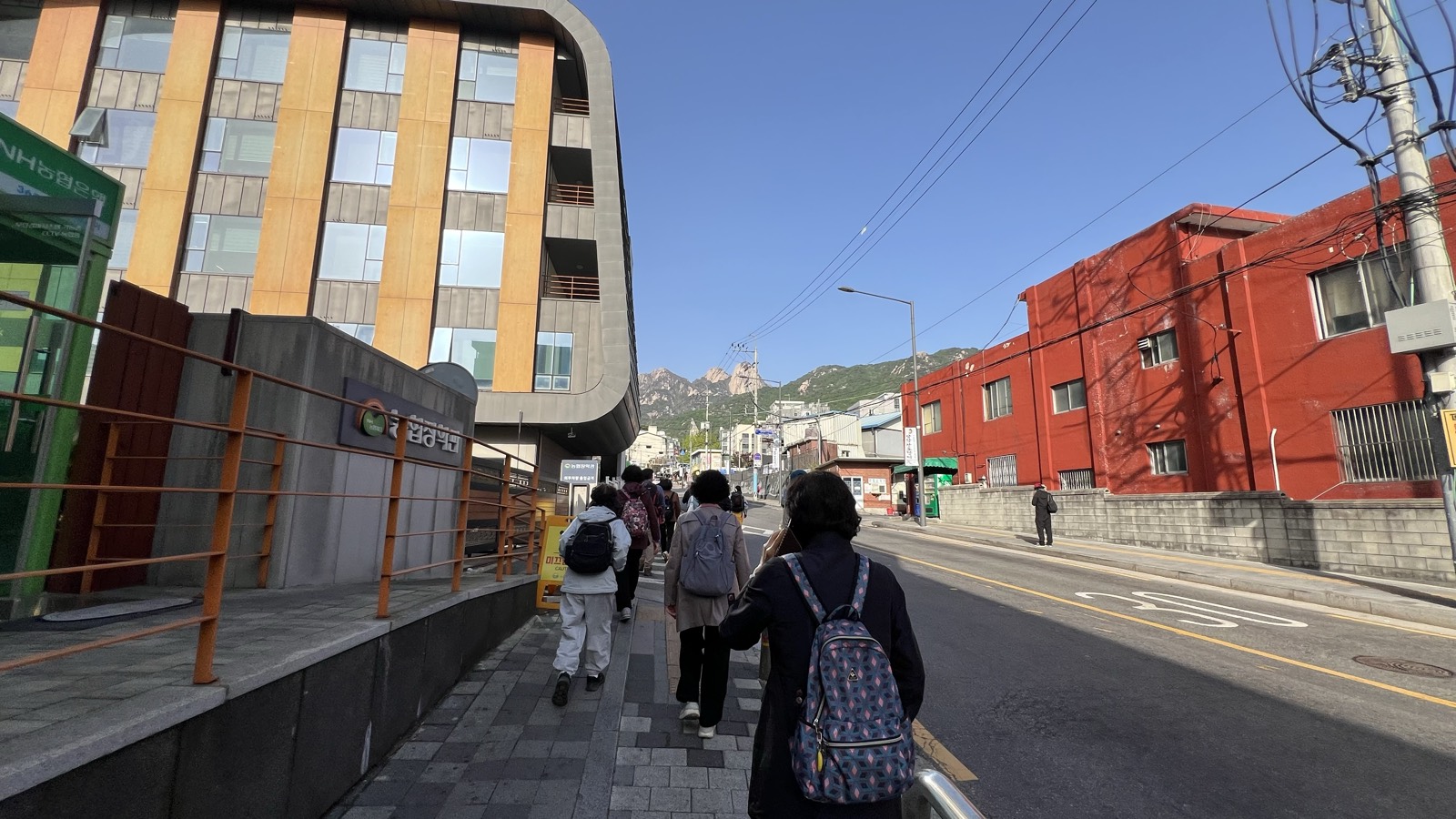 街から山へ向かう道。奥に花崗岩の稜線が見える