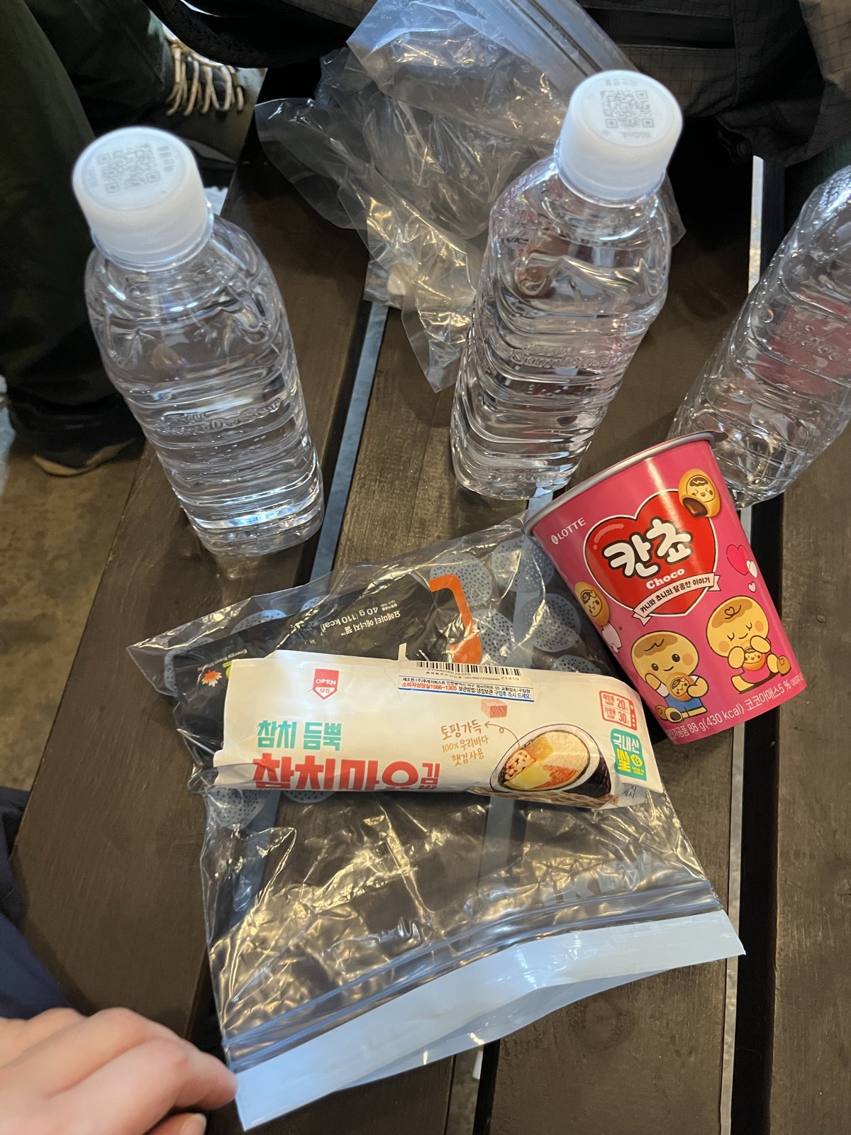 コンビニで買った行動食と水