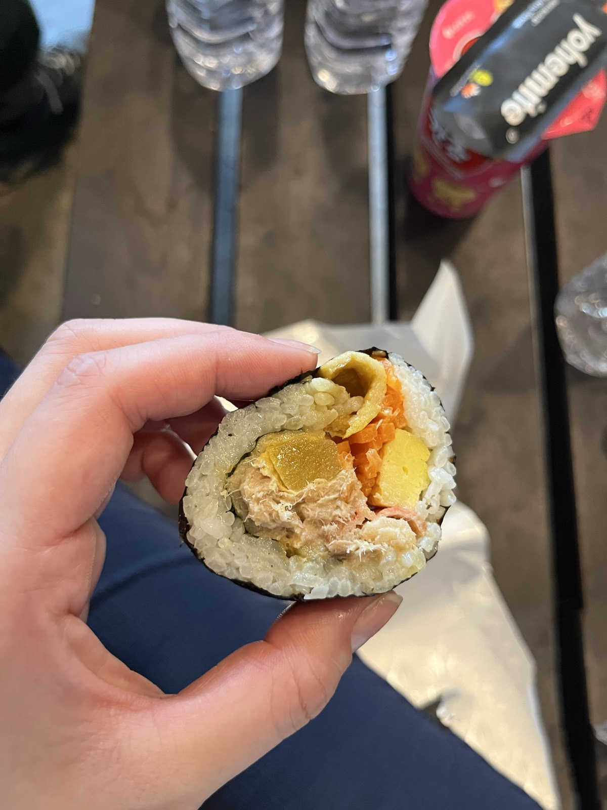 キンパの断面。ツナマヨと卵、たくあん、にんじん