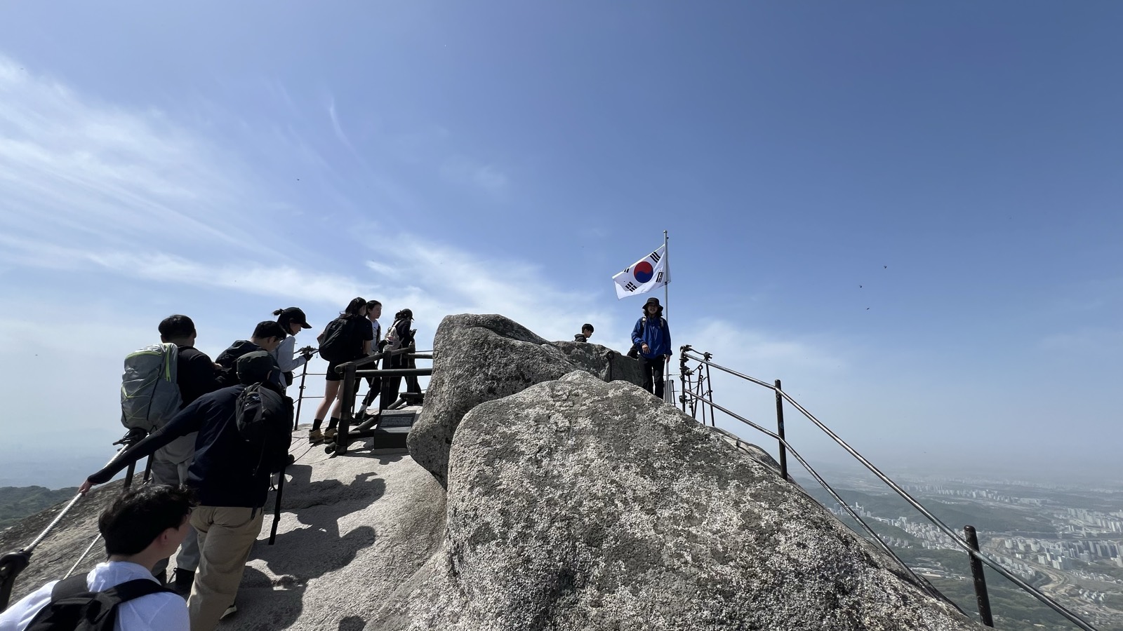 白雲台の山頂に立つ韓国国旗
