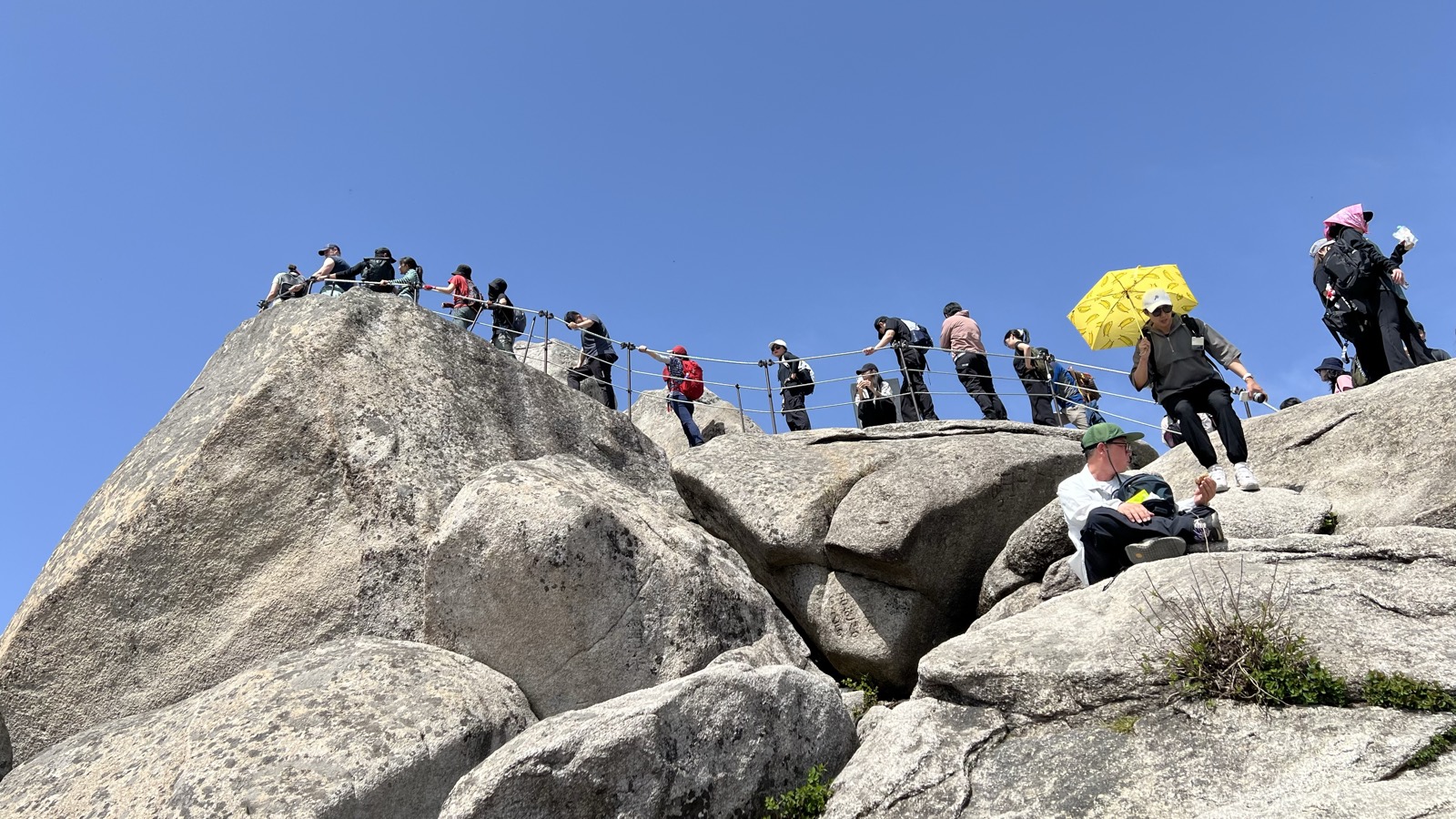 山頂直下の岩場。ロープと手すりを伝って上がる