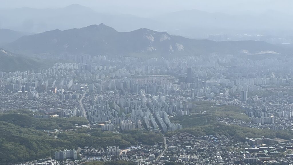 白雲台の山頂から。手前に街、奥に山が連なる