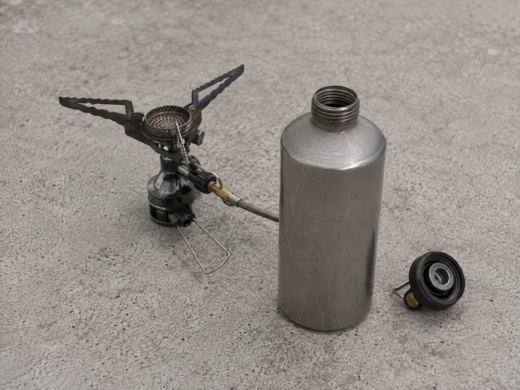 空にしたガソリンストーブのタンク