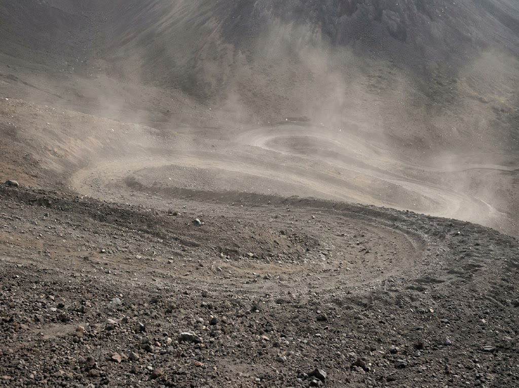 砂礫の下山道