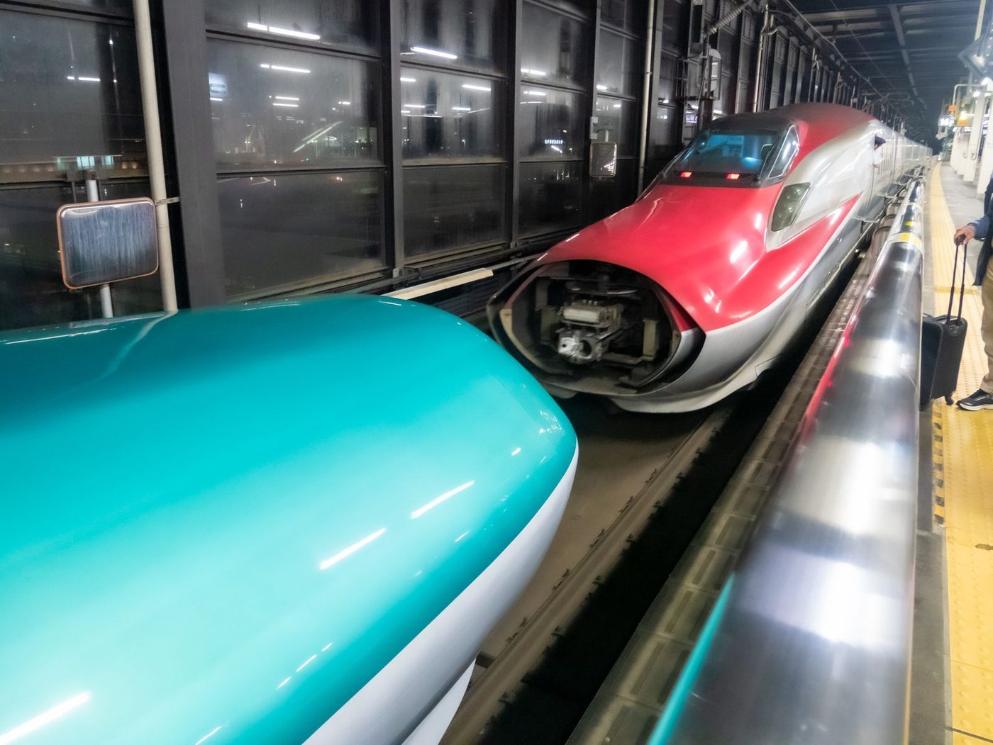 ホームに停車する新幹線