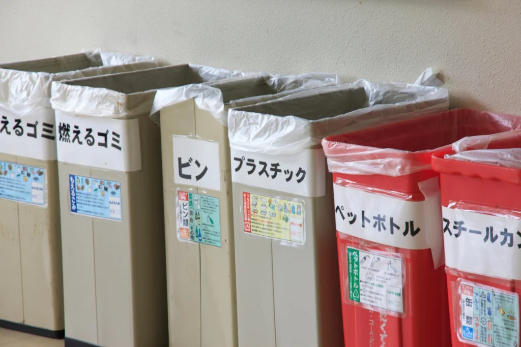 燃えるゴミ・ビン・プラスチック・スチール缶などに分けたごみ箱