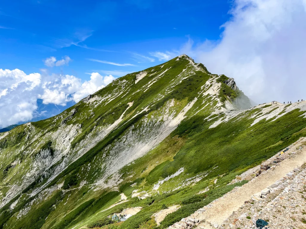 北アルプスの稜線の登山道