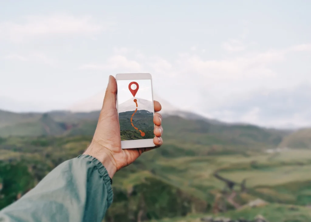 山あいの谷で現在地とルートを表示したスマートフォン