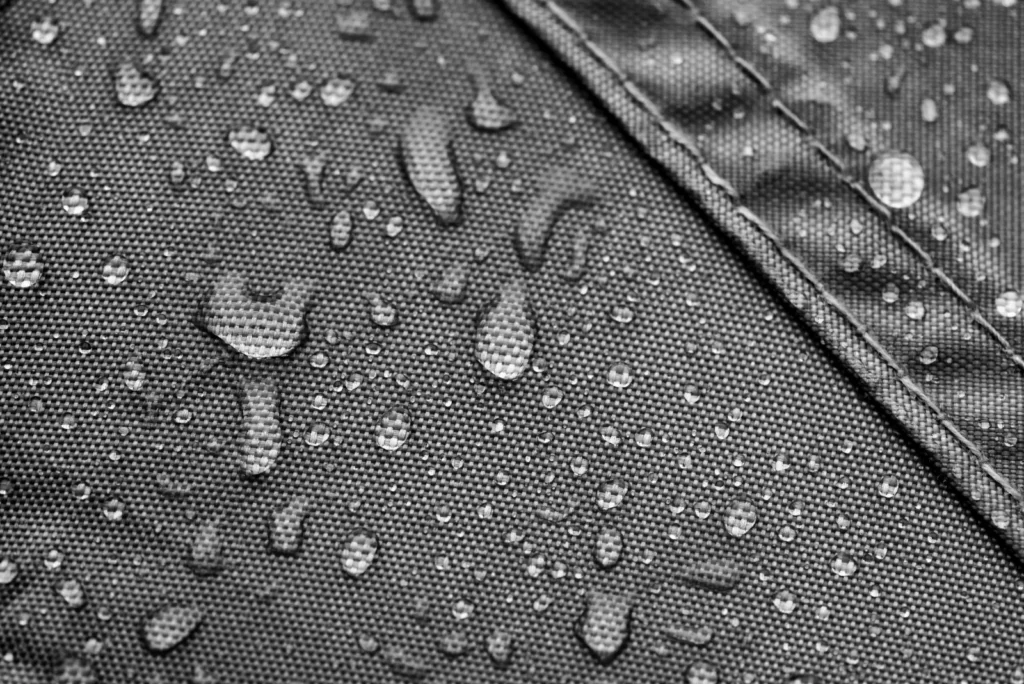 縫い目のある防水生地に残った雨粒