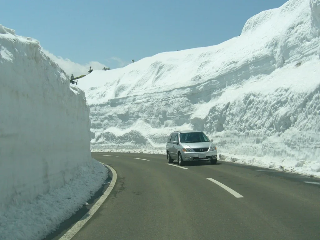 雪の壁が続く国道292号(志賀草津道路・渋峠付近)